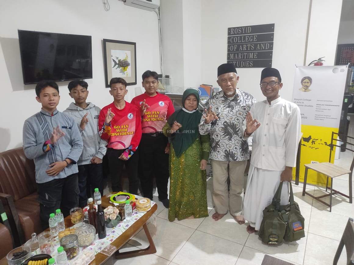 Studi Silaturahmi Program Santri Bahari ke Rosyid College of Arts and Maritime Studies Surabaya